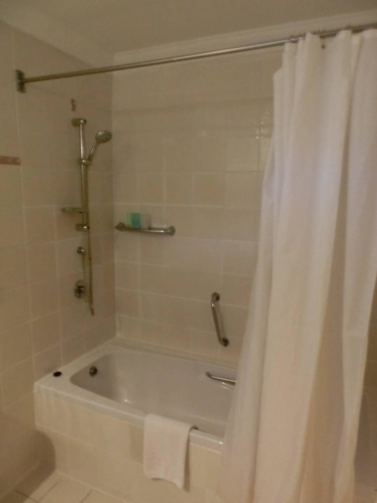 Badezimmer - Deluxezimmer im Chalet Berjaya Beau Vallon Bay Resort & Casino