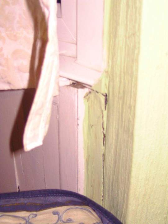 Die Tapeten hängen von den Wänden OYO Apollo Hotel Bayswater