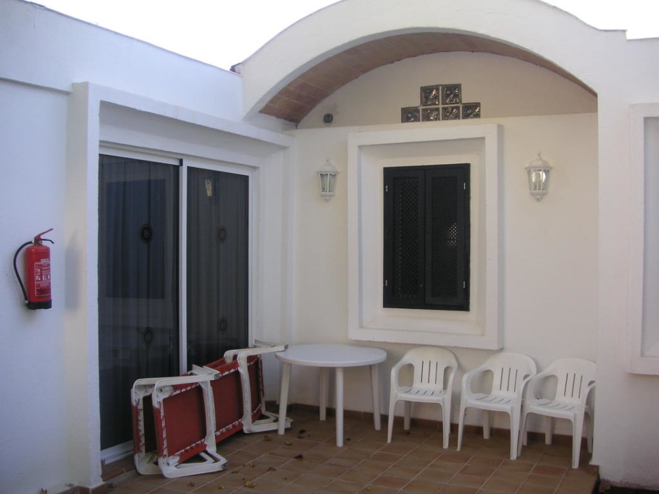 Terrassentür barrikadiert mit den Liegen Bungalows Cordial Biarritz