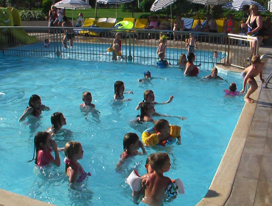 Mini Disco im Pool Side Breeze Hotel