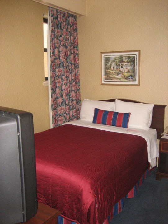 Queensizebett im Nebenzimmer Ramada by Wyndham Jersey City
