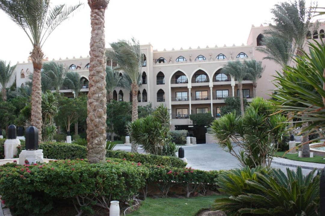 Blick vom Pool zum Hotel Grand Makadi