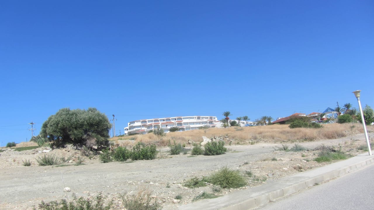 Blick von der Küstenstraße zum Hotel Rodos Princess Beach Hotel & Spa