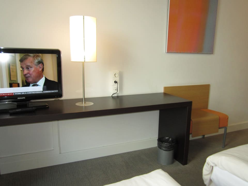 TV-Gerät mit Tisch Hotel Novotel Vilnius