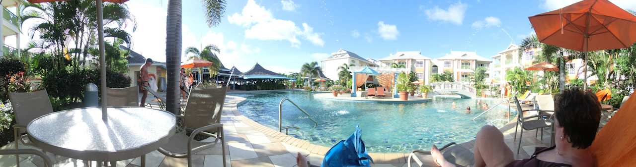 Poolblick Bay Gardens Beach Resort