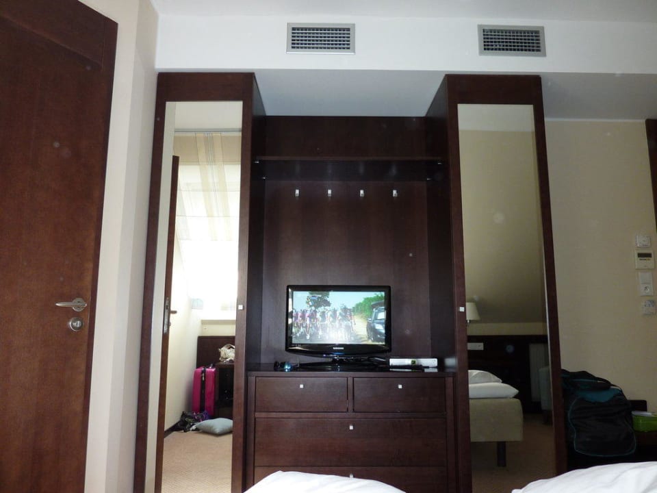Sicht auf den Schrank, mit Flat TV  The Hotel Fitzgerald