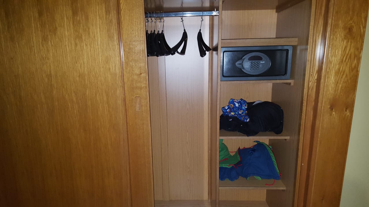 Großer Kleiderkasten Paradise Bay Resort Hotel