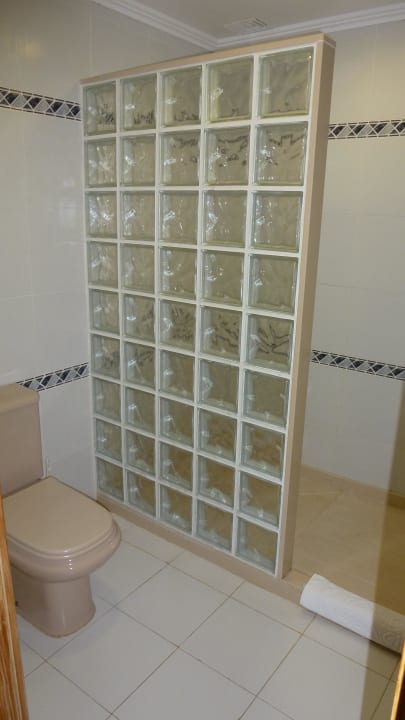 Gemauerte Dusche mit WC Hotel Sands Beach Resort