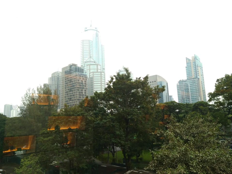 Noch mal der Blick nach Süden (mit Spiegelung) Hotel Bliston Suwan Park View