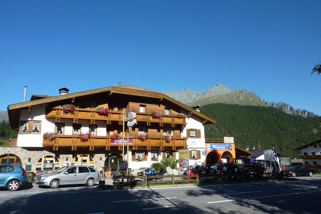 Pension von der Strasse aus Landhaus Engadin