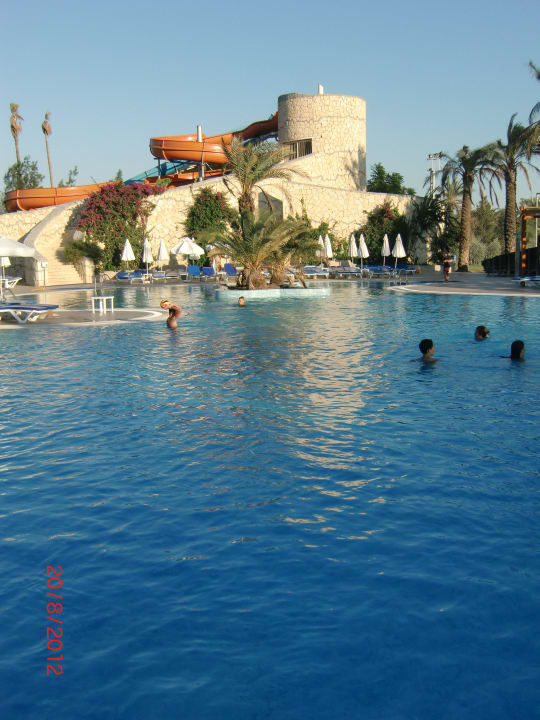 Rutschturm mit Pool im Vordergrund Blue Waters Club