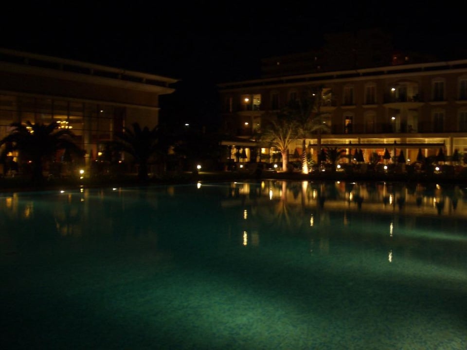 Der Pool bei Nacht Grupotel Playa de Palma Suites & Spa