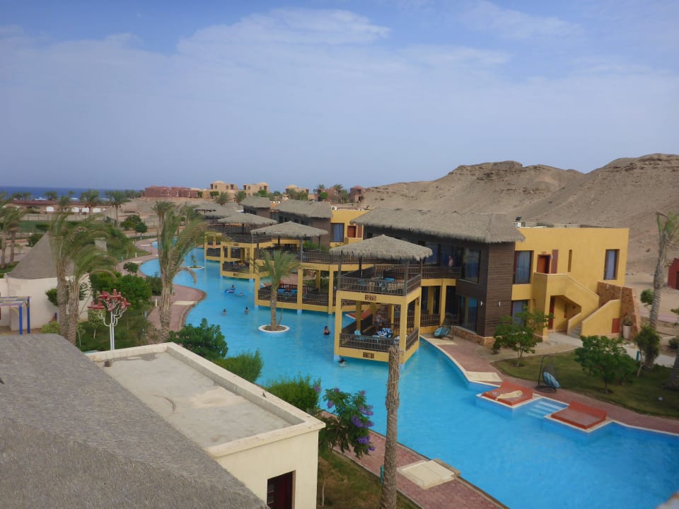 Blick auf die Chalets mit deren Poolanlage Kahramana Park