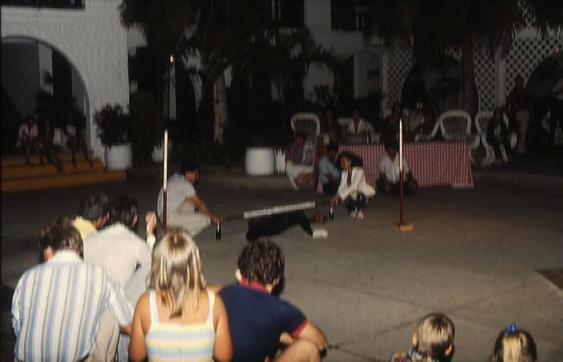 Limbo Show für die Gäste Talk of the Town Hotel & Beach Club