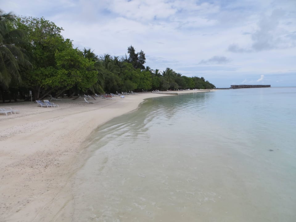 Spaziergang am Strand und den Beachvillen Adaaran Select Hudhuran Fushi - Premium All Inclusive