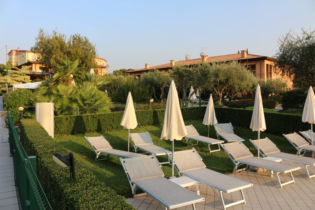 Genügend Liegen und Sonnenschirme Hotel Caesius Therme & Spa Resort