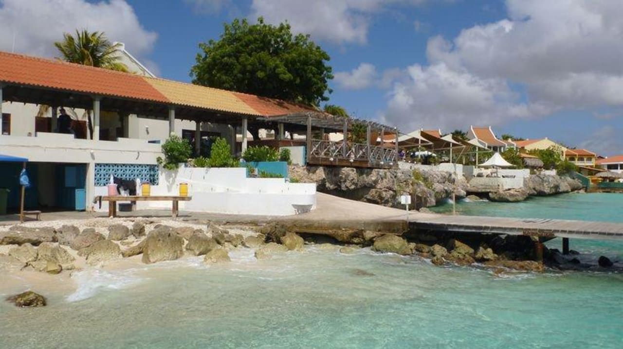 Das ist der Hotelstrand - liegen nicht möglich  Hotel Captain Don's Habitat