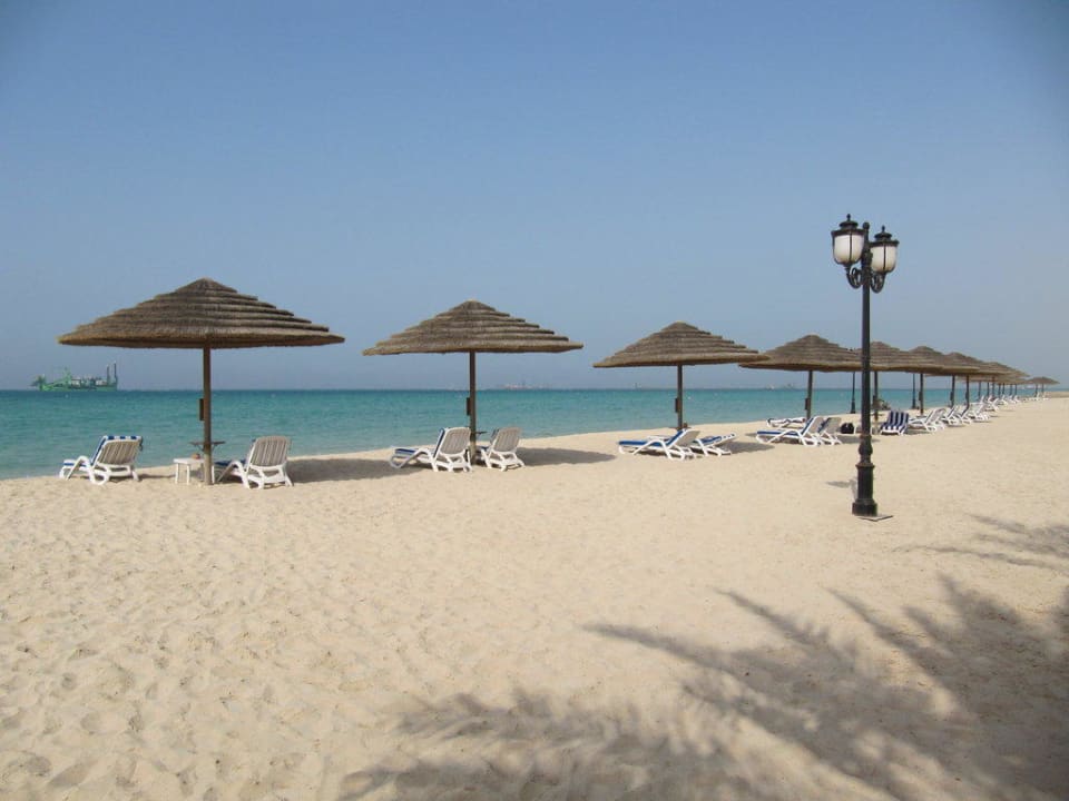 Strand zur rechten Hotel Danat Jebel Dhanna Resort