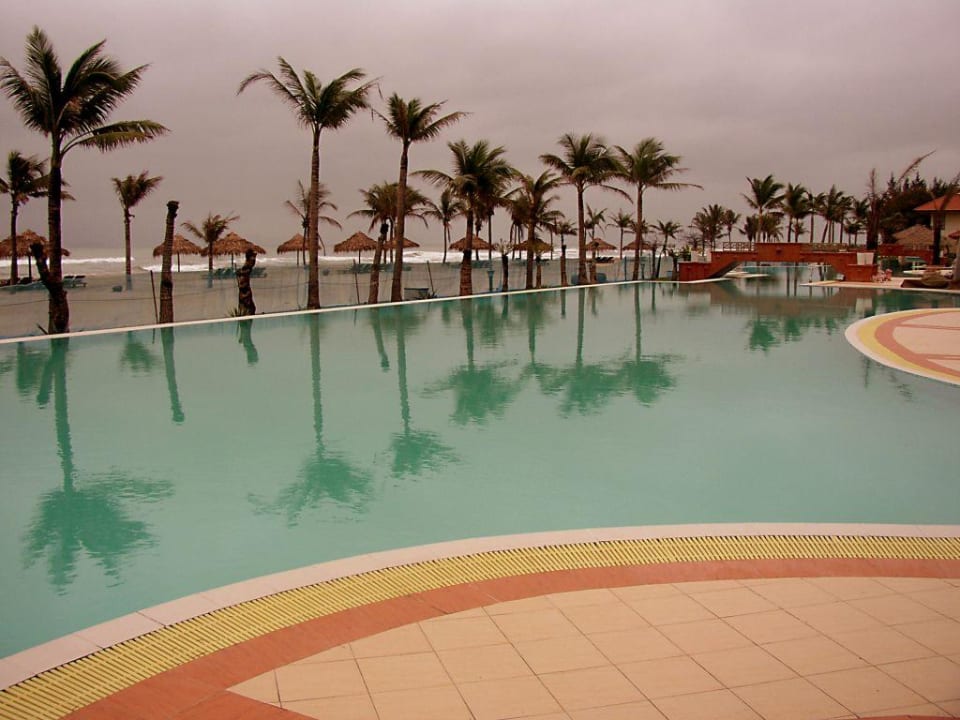 Pool Golden Sand Resort and Spa Hoi An