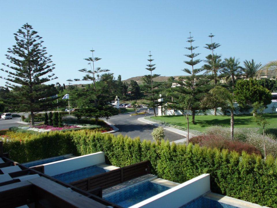 Blick auf die Hoteleinfahrt TUI BLUE Oceanis Beach and Spa Resort