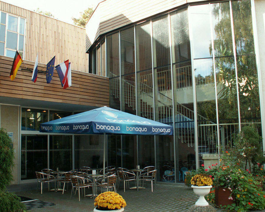 Sitzplatz vor dem Hoteleingang Hotel Bezdez