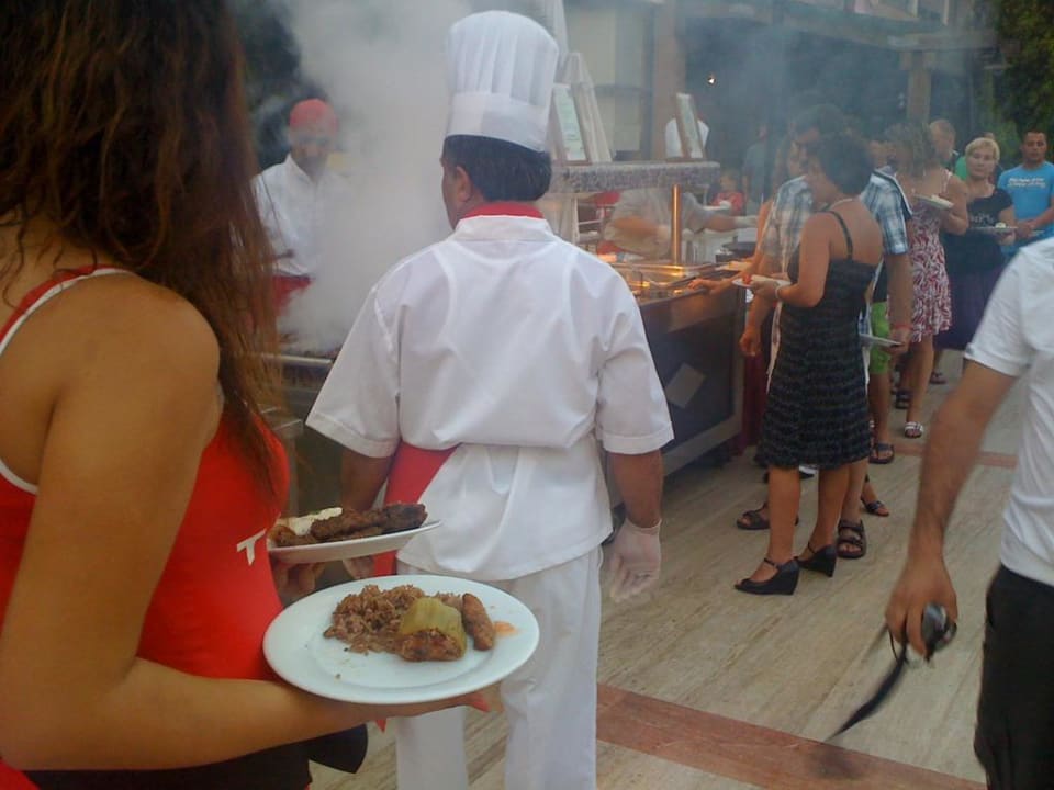 Rießen Schlange am Grill draußen Greenwood Kemer Resort