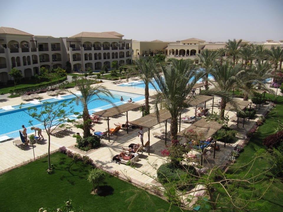 Blick auf den Pool vom Balkon JAZ Aquamarine Resort