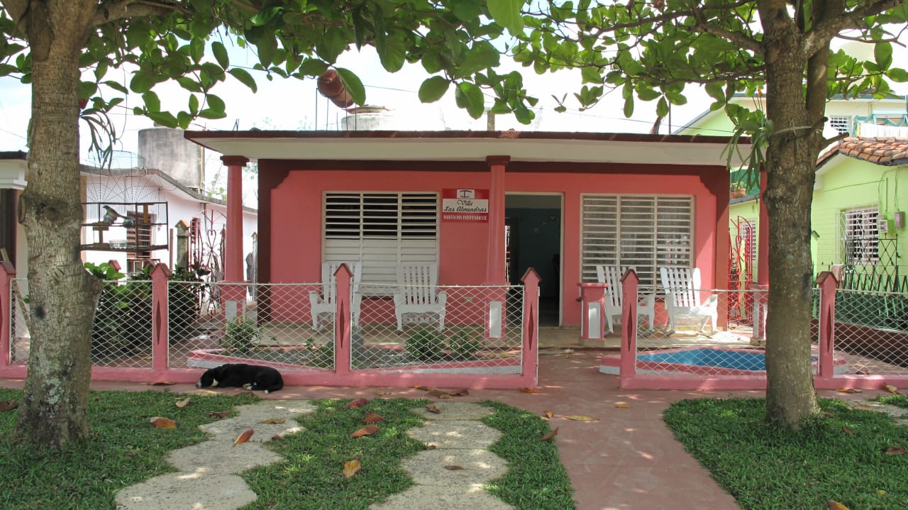 Hausansicht von der Straße mit Terrasse B&B Villa Las Almendras