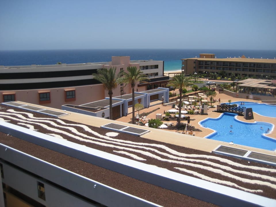 Blick vom Balkon auf den Pool Iberostar Waves Gaviotas Park