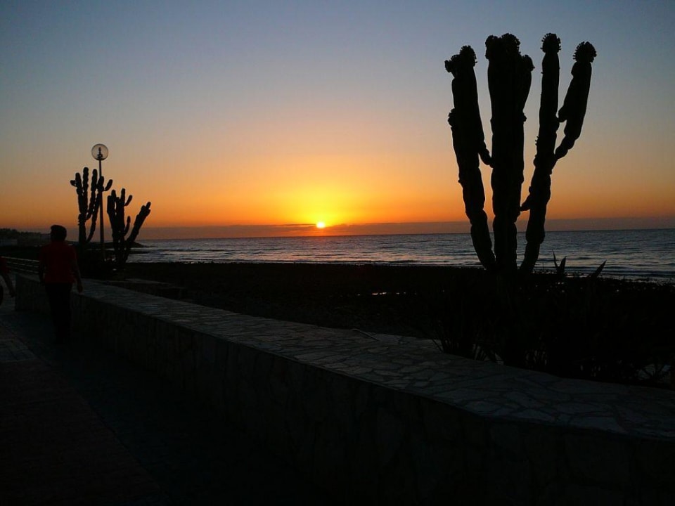 Sonnenaufgang beim morgendlichen Walking Corallium Beach by Lopesan Hotels - Adults only