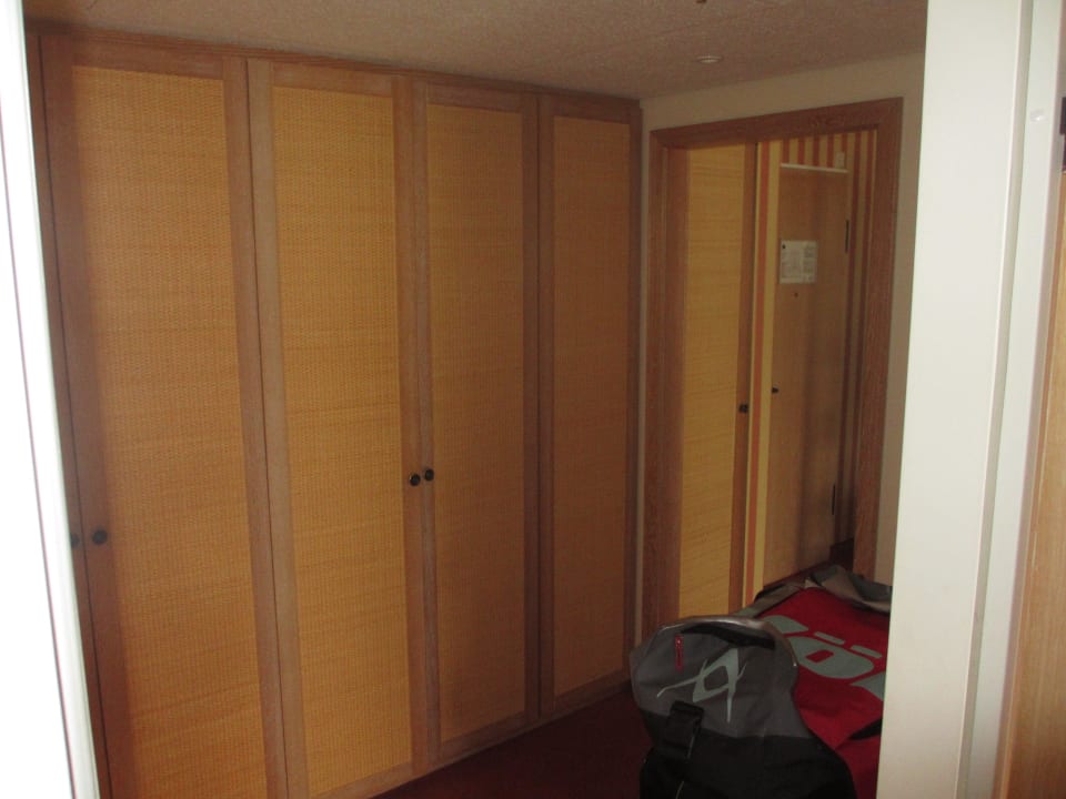 Raum mit Schränken und Kofferablage Dorint Strandhotel Binz