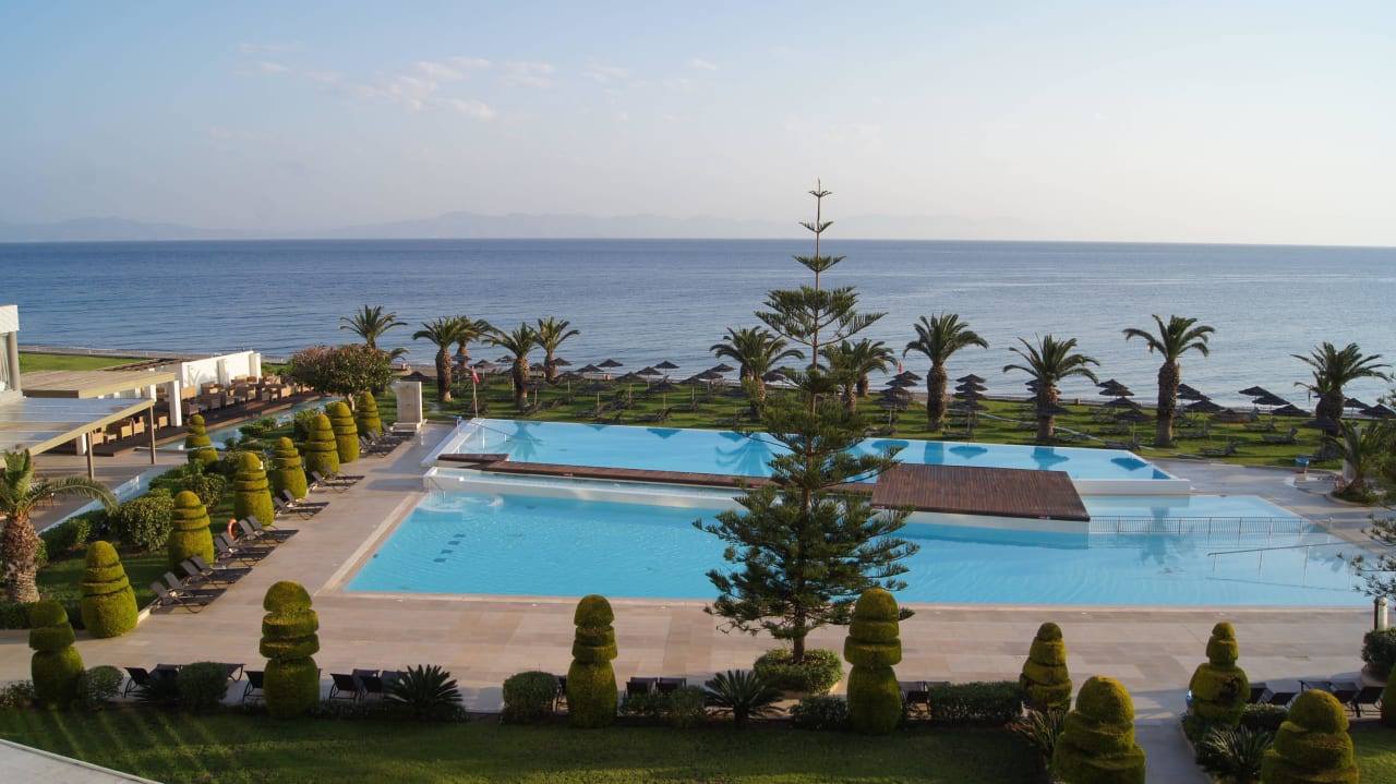 Pool und Hotelstrand The Ixian Grand & All Suites
