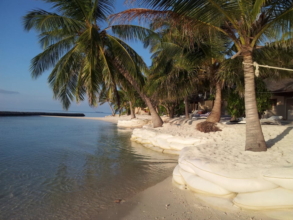 Strand an den neuen Bungalows Summer Island Maldives