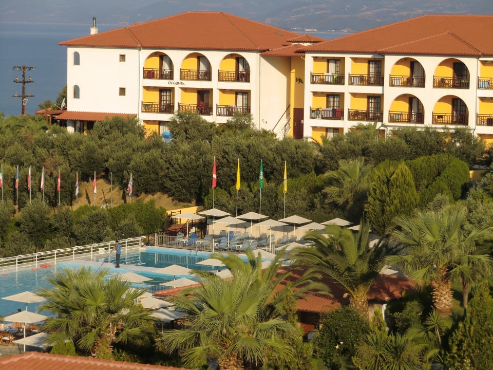 Ausblick auf Anlage und Meer Akrathos Beach Hotel