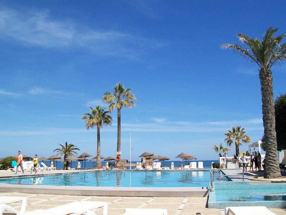 Blick auf Pool und Meer Alassio Hotel and Thalasso