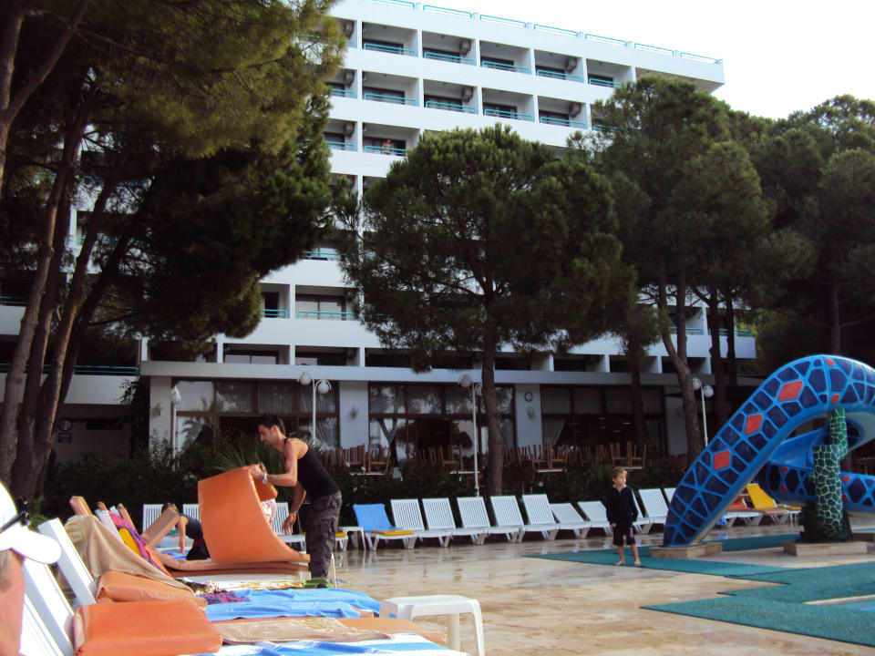 Blick vom Pool aufs Hotel Hotel Grand Efe