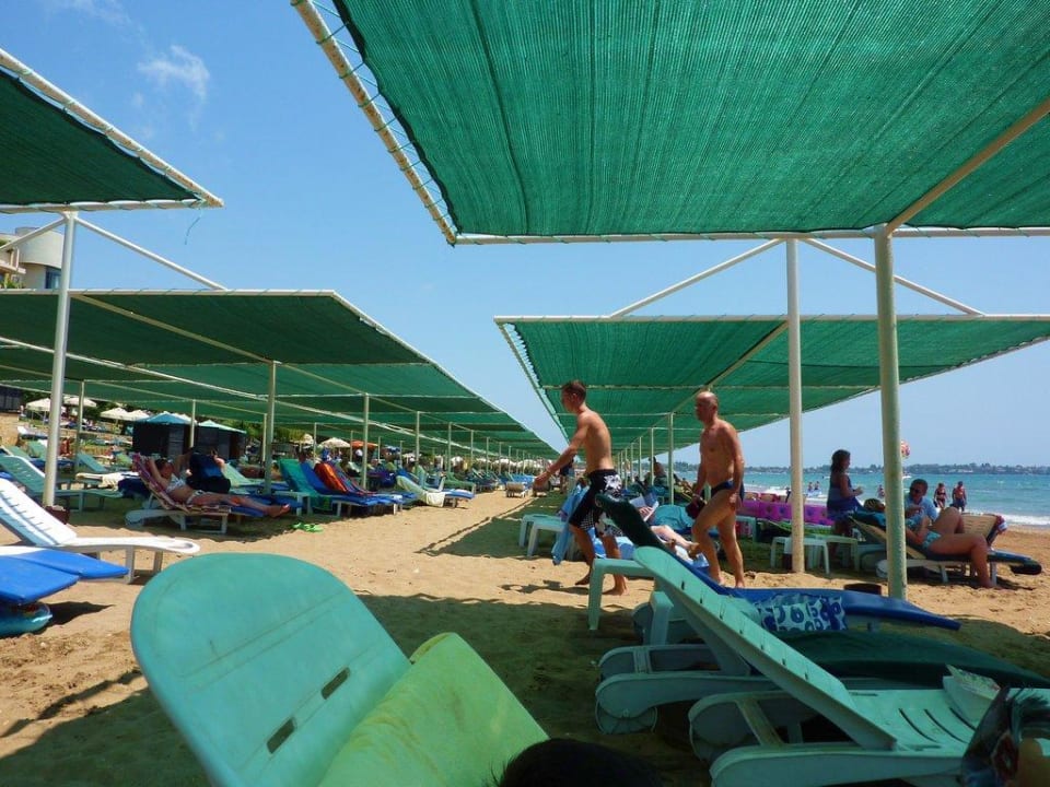 Liegendichte am Strand Melas Holiday Village