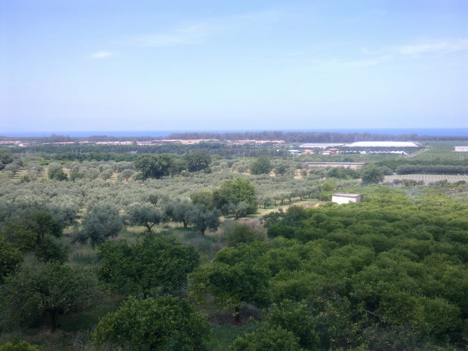 Blick aus dem Gebirge auf die Anlage TUI MAGIC LIFE Calabria