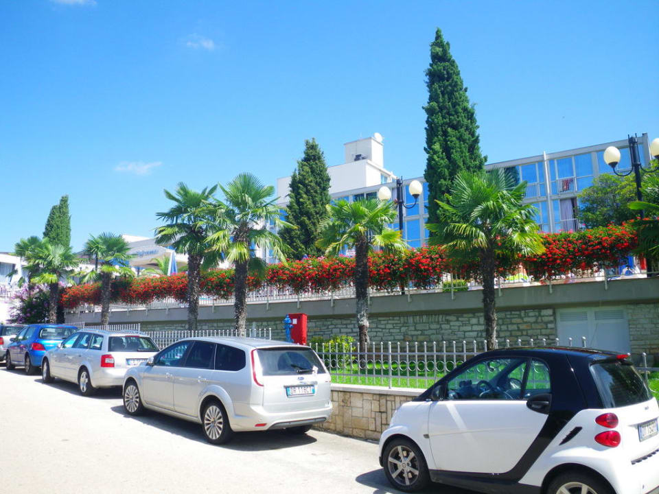 Hotel von der Promende aus gesehen Hotel Zorna Plava Laguna