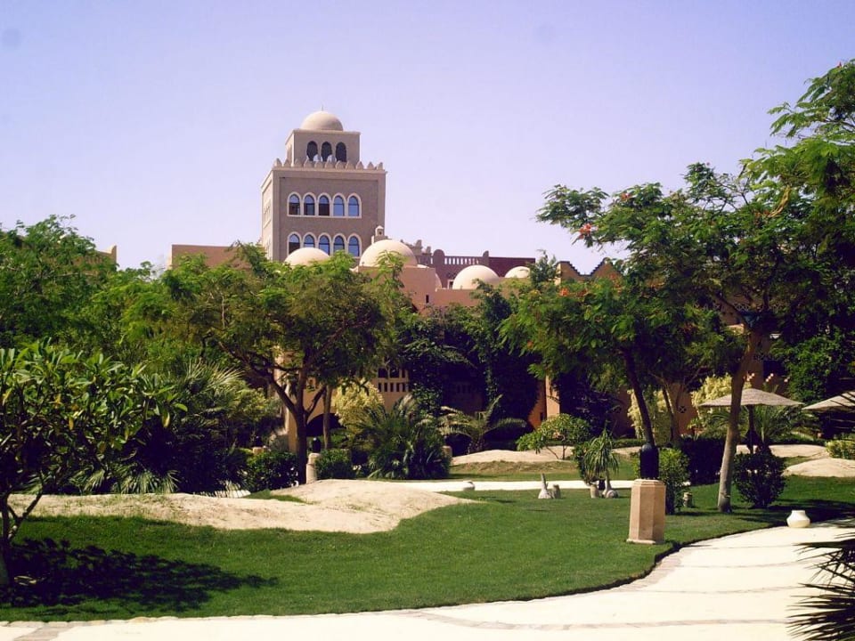 Blick durch die Gartenanlage Grand Makadi