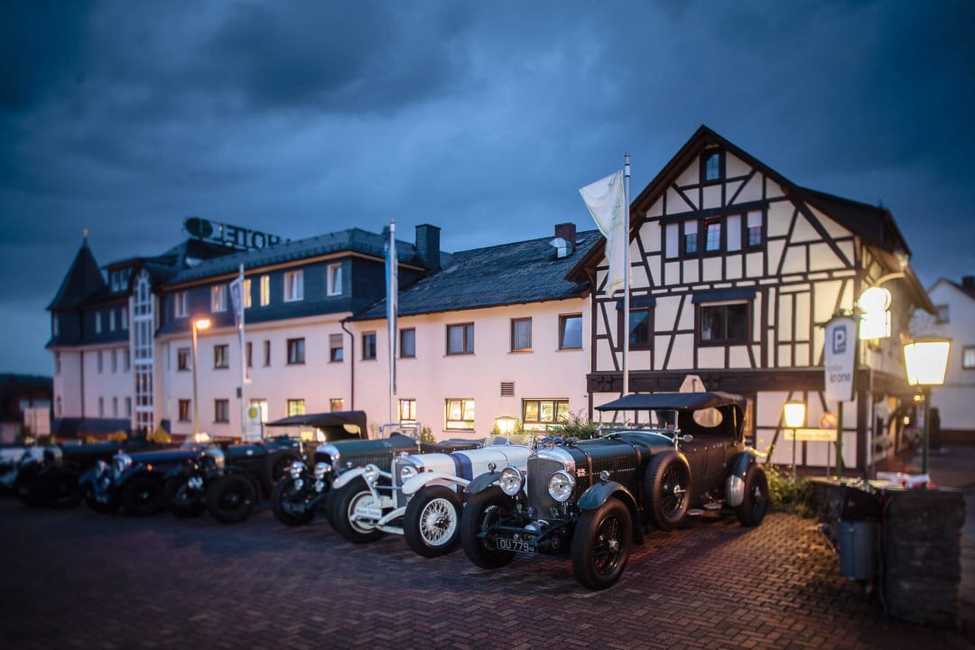 Außenansicht und Parkplatz Hotel Zur Krone