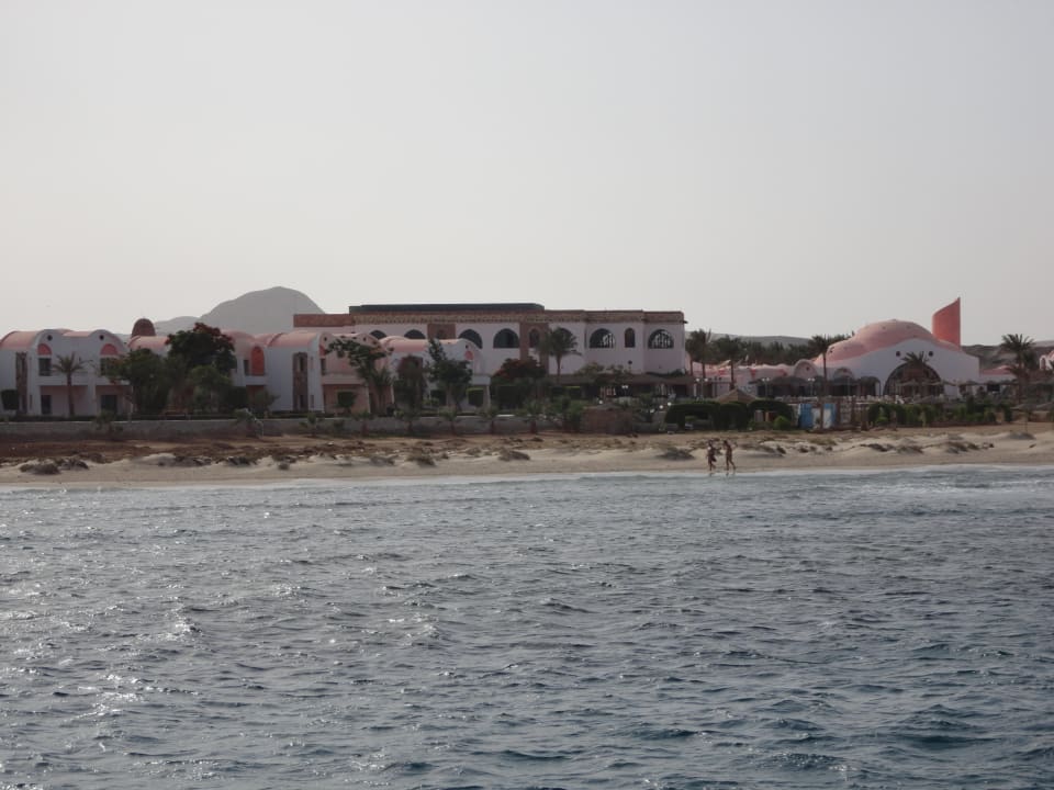 Blick auf Strand und Hotel vom Boot aus Shams Alam Beach Resort