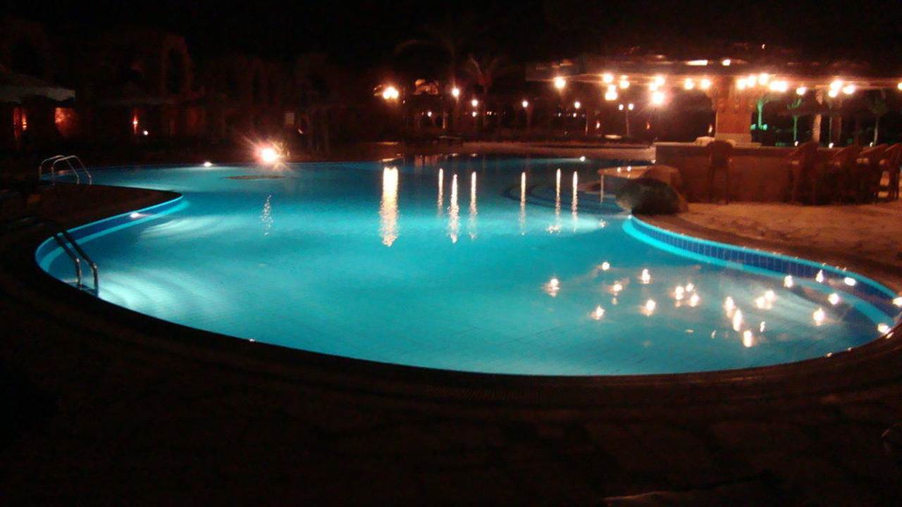 Pool bei Nacht Swisstouch Oriental Resort Marsa Alam
