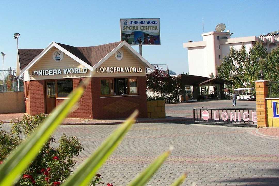 Eingangsbereich zur Hotelanlage Lonicera Resort & Spa Hotel