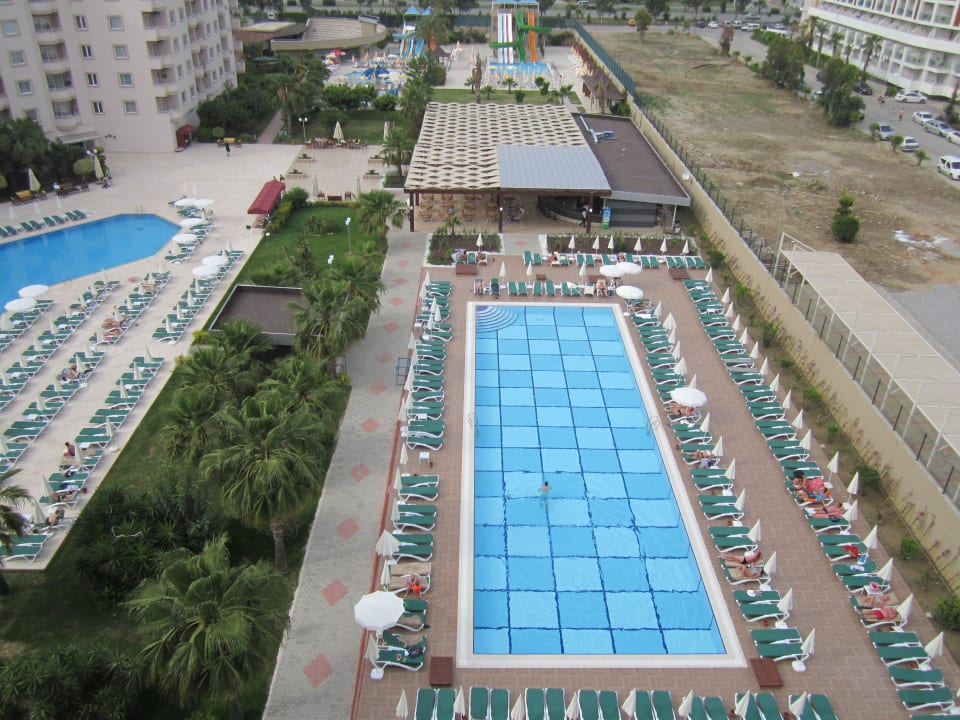 Ausblick von den Zimmern zu Pools Hotel Royal Garden Beach