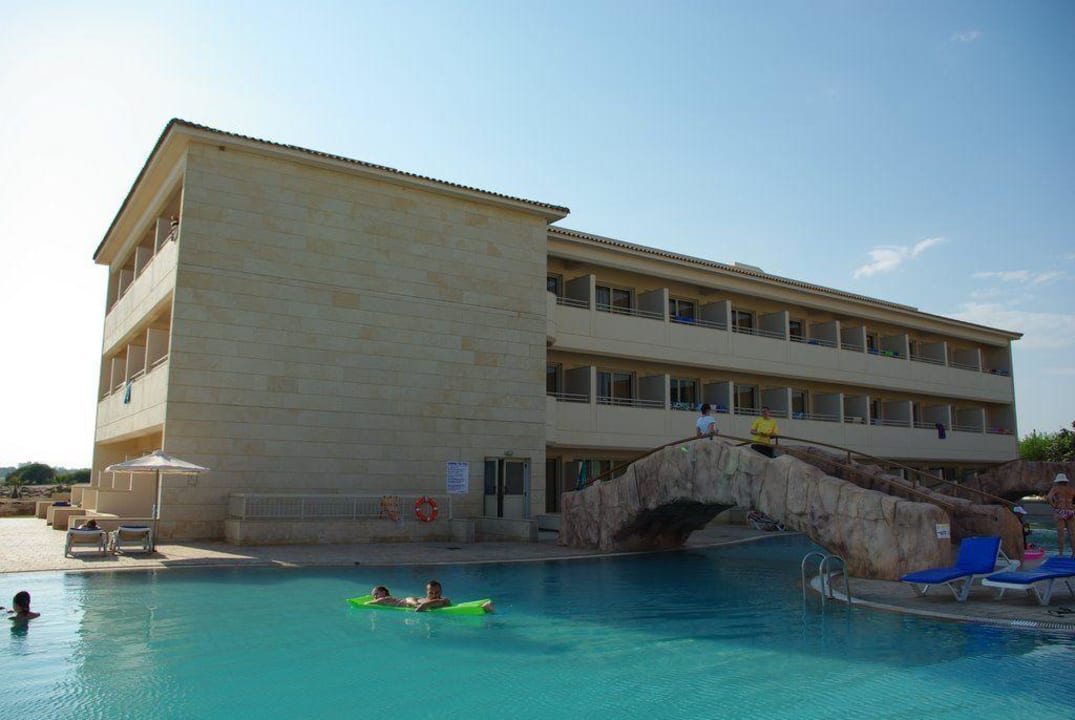 Budynek 2 i basen Piere Anne Beach Hotel