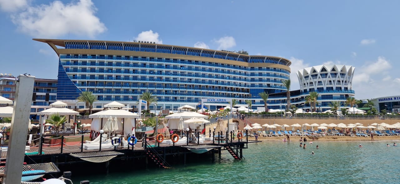 Außenansicht Granada Luxury Okurcalar