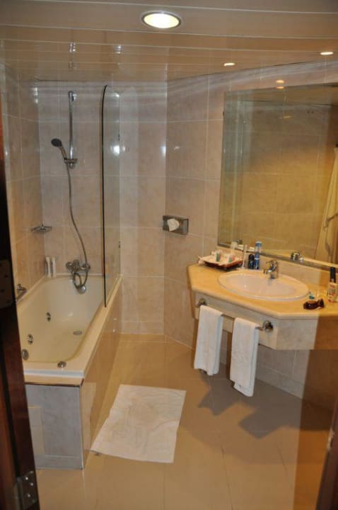 Unser Bad mit zu kleiner "Whirlpool"-Badewanne Grand Palladium Select Bávaro Resort & Spa