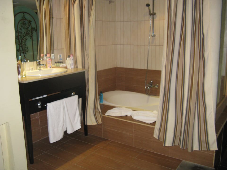 Łazienka łączona z pokojem Hotel Paradis Palace