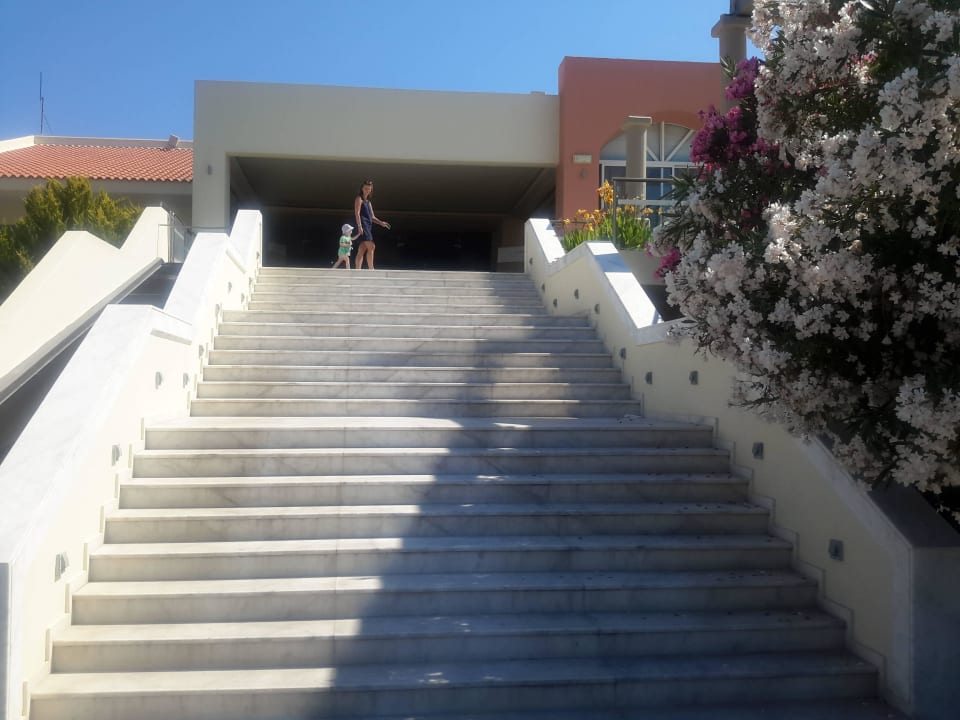 Schody od strony basenow Kipriotis Village Resort